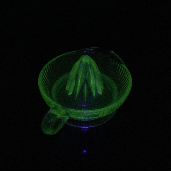 Vintage (1930s) Green Uranium Vaseline Depression Glass Citrus Reamer Juicer - Picture 3 of 6